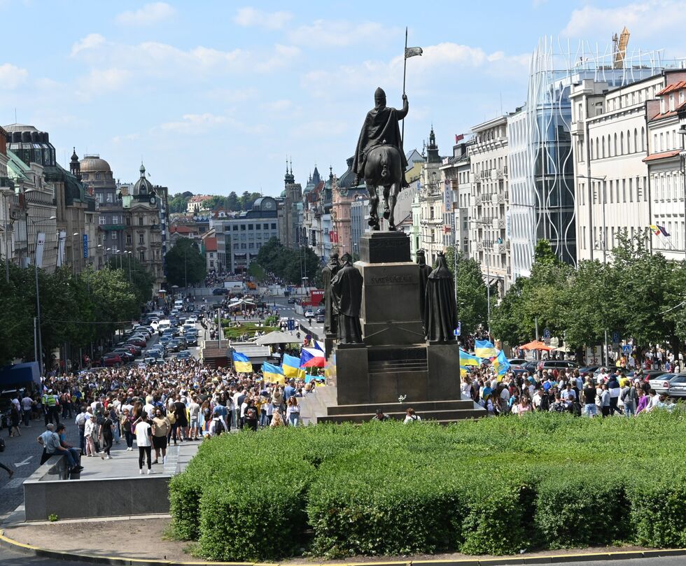 "Слава и мир Чехии!", "Слава ВСУ!" Тысячи украинцев вышли на парад вышиванок в Праге. Фоторепортаж 35