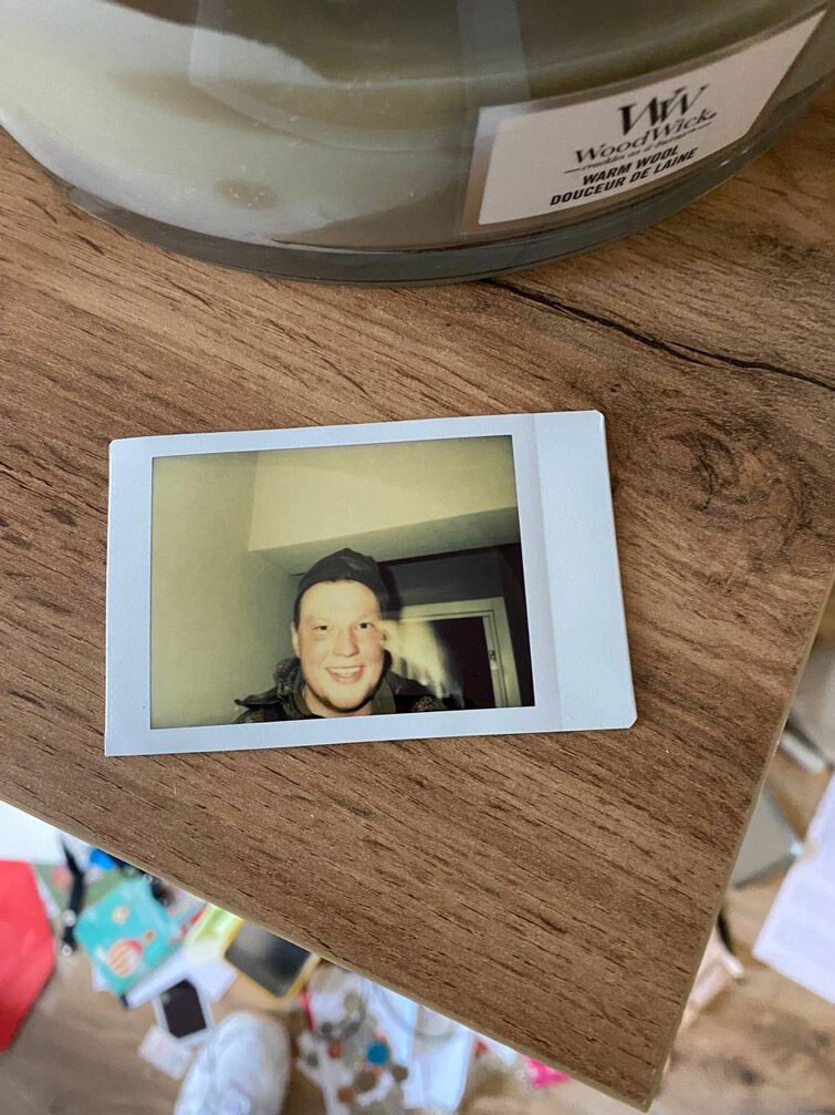 Оккупант сделал селфи на Polaroid и оставил его в обворованной квартире в Ирпене. Есть разные версии, кто он 2