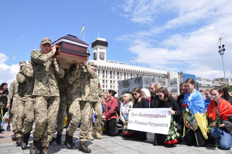 В Киеве попрощались с погибшим на войне активистом Ратушным. Фоторепортаж 3