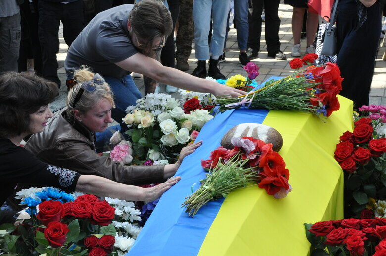 В Киеве попрощались с погибшим на войне активистом Ратушным. Фоторепортаж 5