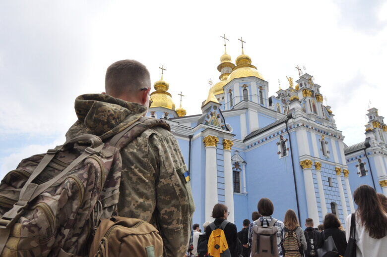 В Киеве попрощались с погибшим на войне активистом Ратушным. Фоторепортаж 6