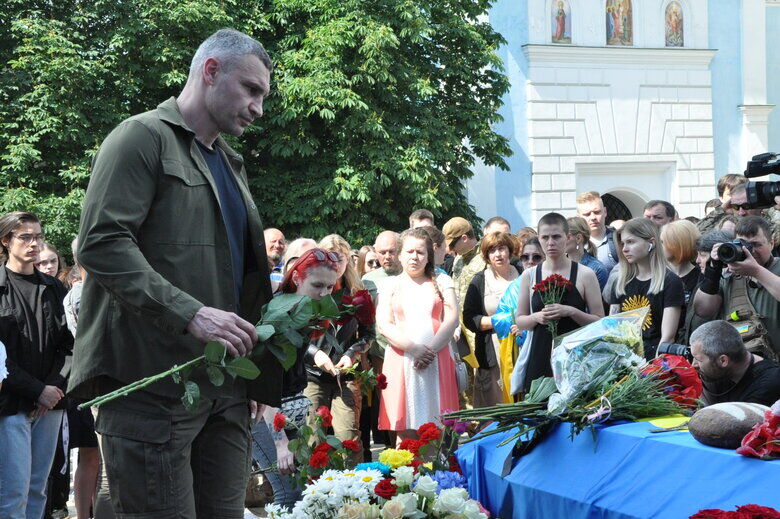 В Киеве попрощались с погибшим на войне активистом Ратушным. Фоторепортаж 8