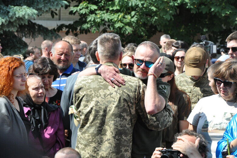 В Киеве попрощались с погибшим на войне активистом Ратушным. Фоторепортаж 10