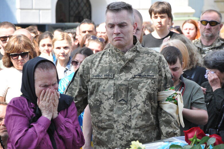 В Киеве попрощались с погибшим на войне активистом Ратушным. Фоторепортаж 12