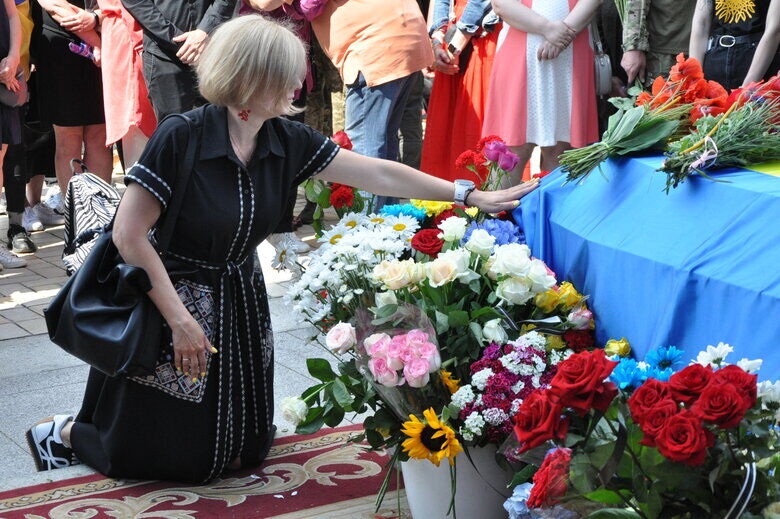 В Киеве попрощались с погибшим на войне активистом Ратушным. Фоторепортаж 14