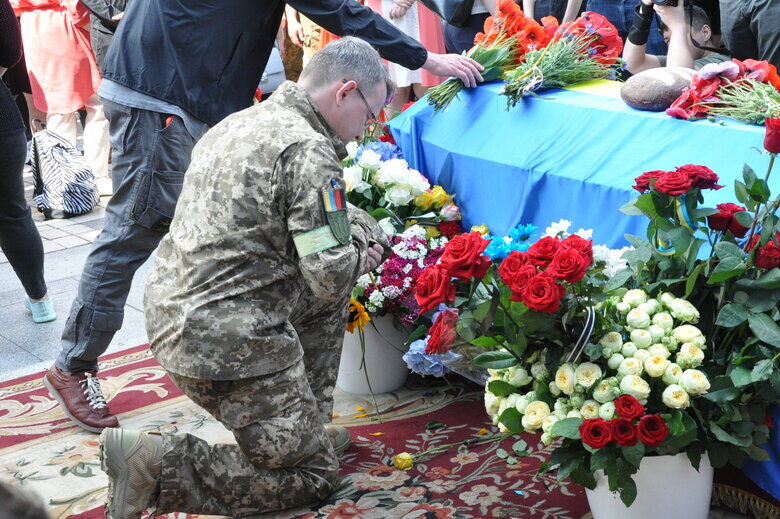В Киеве попрощались с погибшим на войне активистом Ратушным. Фоторепортаж 15