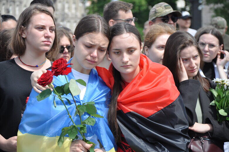 В Киеве попрощались с погибшим на войне активистом Ратушным. Фоторепортаж 2