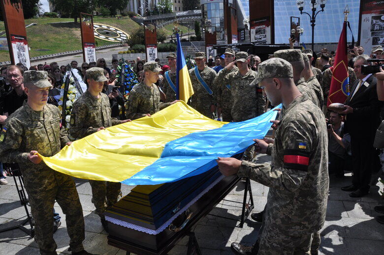 В Киеве попрощались с погибшим на войне активистом Ратушным. Фоторепортаж 1