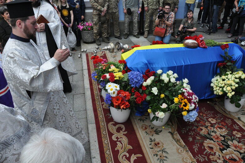 В Киеве попрощались с погибшим на войне активистом Ратушным. Фоторепортаж 7