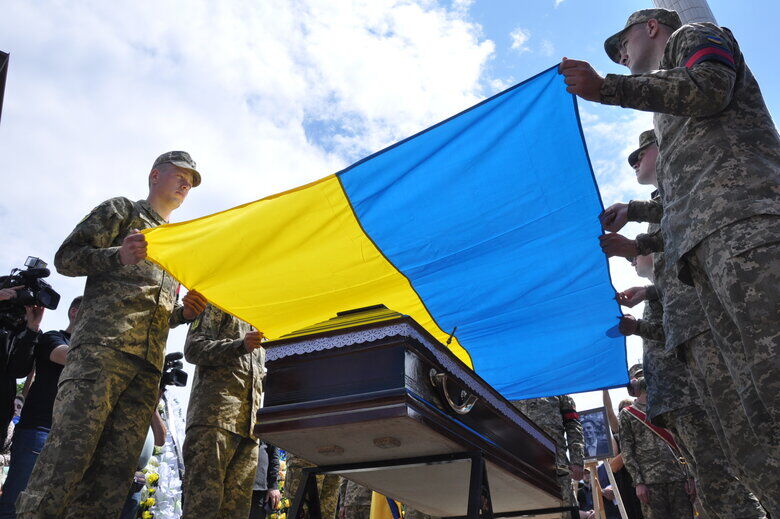В Киеве попрощались с погибшим на войне активистом Ратушным. Фоторепортаж 9