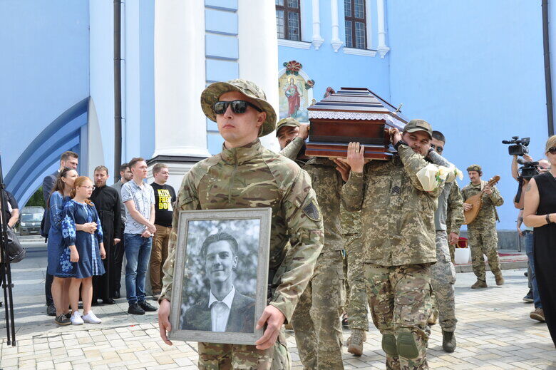 В Киеве попрощались с погибшим на войне активистом Ратушным. Фоторепортаж 18