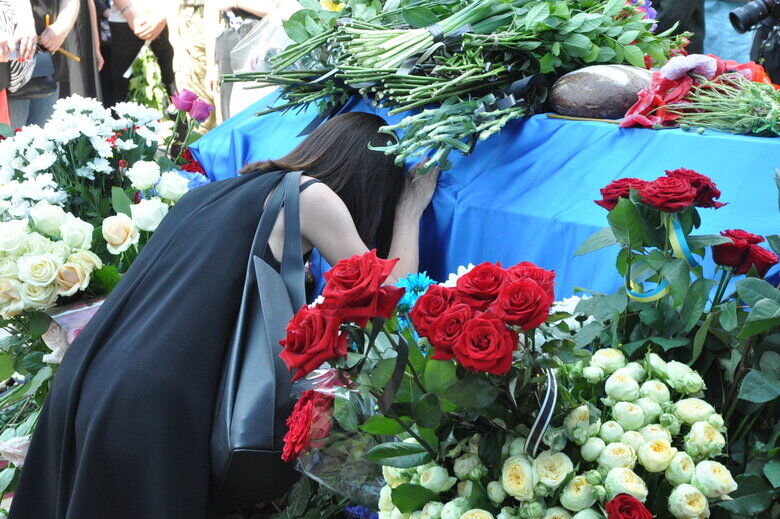 В Киеве попрощались с погибшим на войне активистом Ратушным. Фоторепортаж 16