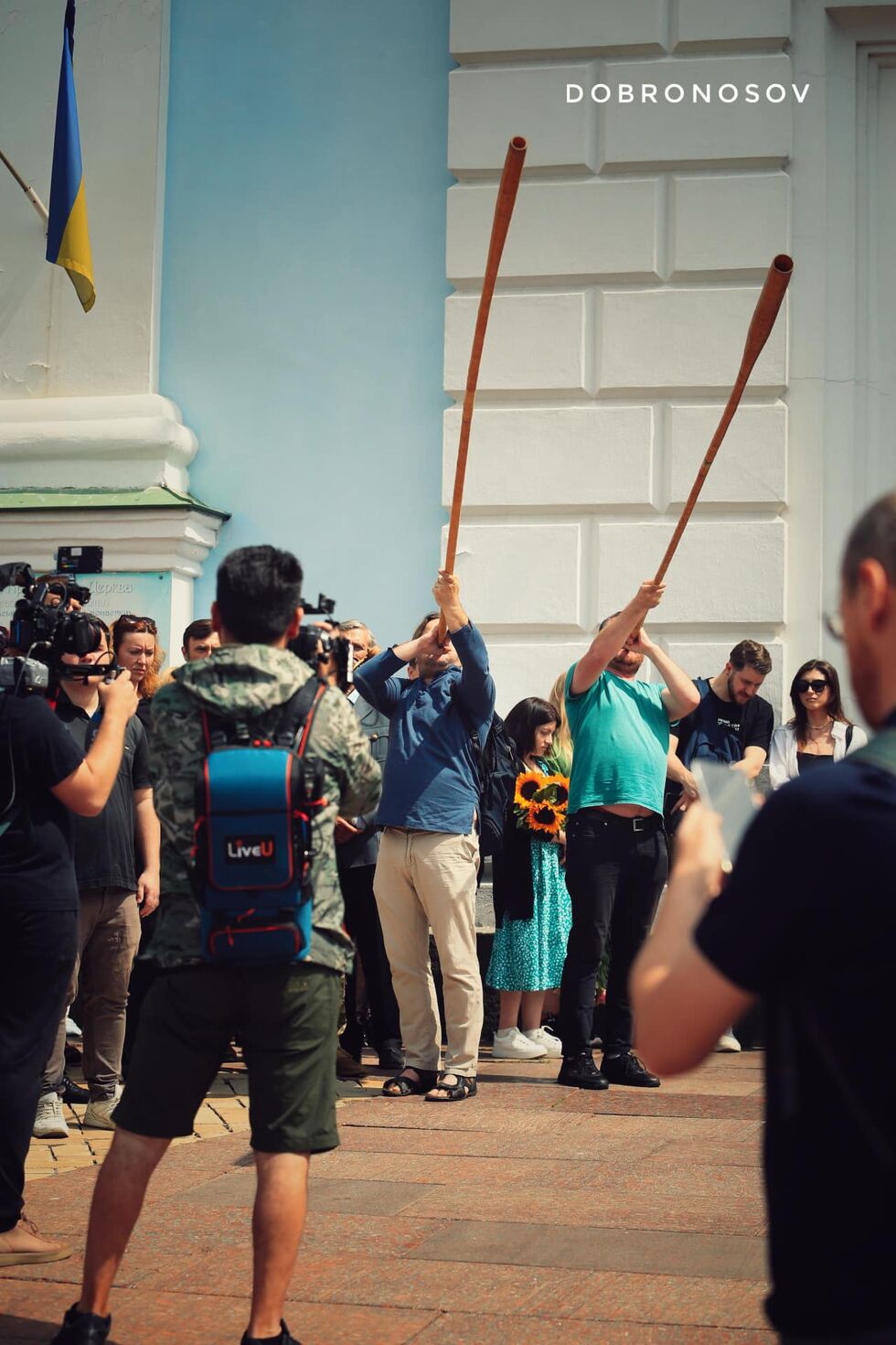 В Киеве попрощались с погибшим на войне активистом Ратушным. Фоторепортаж 17