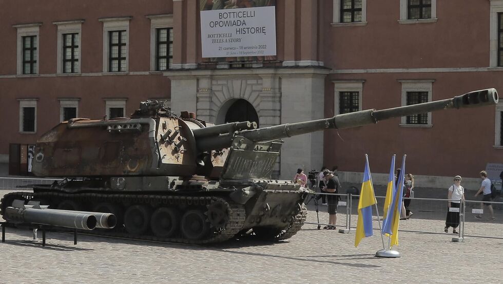 "Російські танки таки увійшли в країну НАТО". У Варшаві відкрили виставку розбитої українцями військової техніки РФ 3