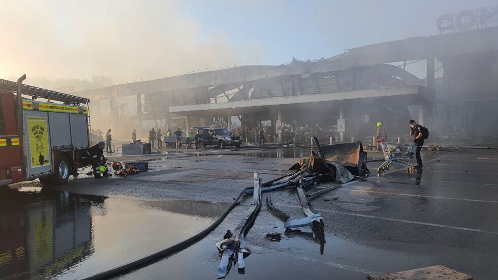 Пожар, обрушение конструкций и спасательная операция. Фоторепортаж о последствиях ракетного удара по ТЦ в Кременчуге 7