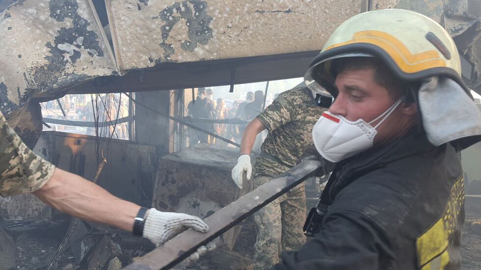 Пожар, обрушение конструкций и спасательная операция. Фоторепортаж о последствиях ракетного удара по ТЦ в Кременчуге 8