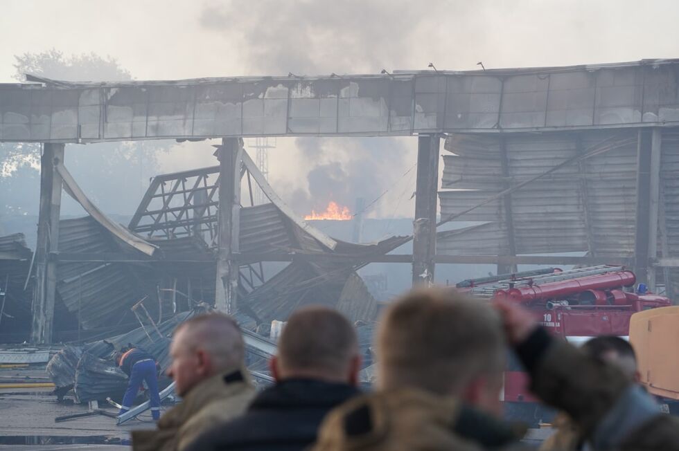 Пожар, обрушение конструкций и спасательная операция. Фоторепортаж о последствиях ракетного удара по ТЦ в Кременчуге 11