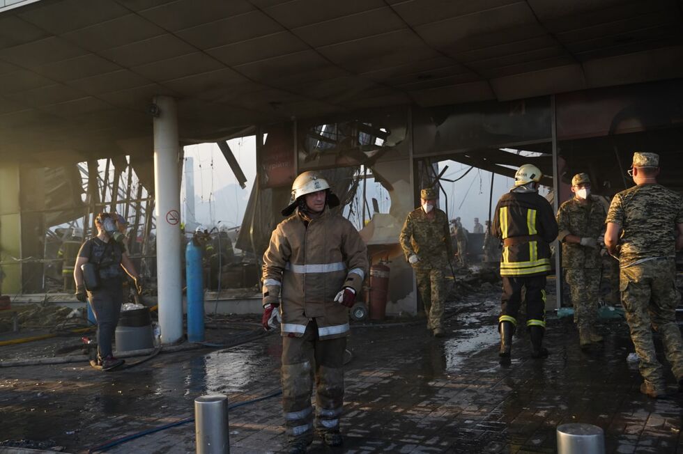 Пожар, обрушение конструкций и спасательная операция. Фоторепортаж о последствиях ракетного удара по ТЦ в Кременчуге 14
