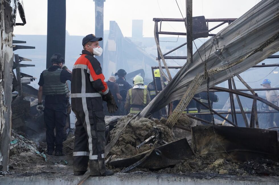 Пожар, обрушение конструкций и спасательная операция. Фоторепортаж о последствиях ракетного удара по ТЦ в Кременчуге 15