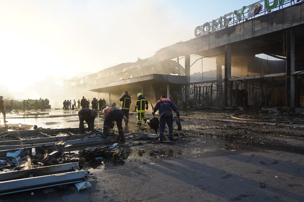 Пожар, обрушение конструкций и спасательная операция. Фоторепортаж о последствиях ракетного удара по ТЦ в Кременчуге 16