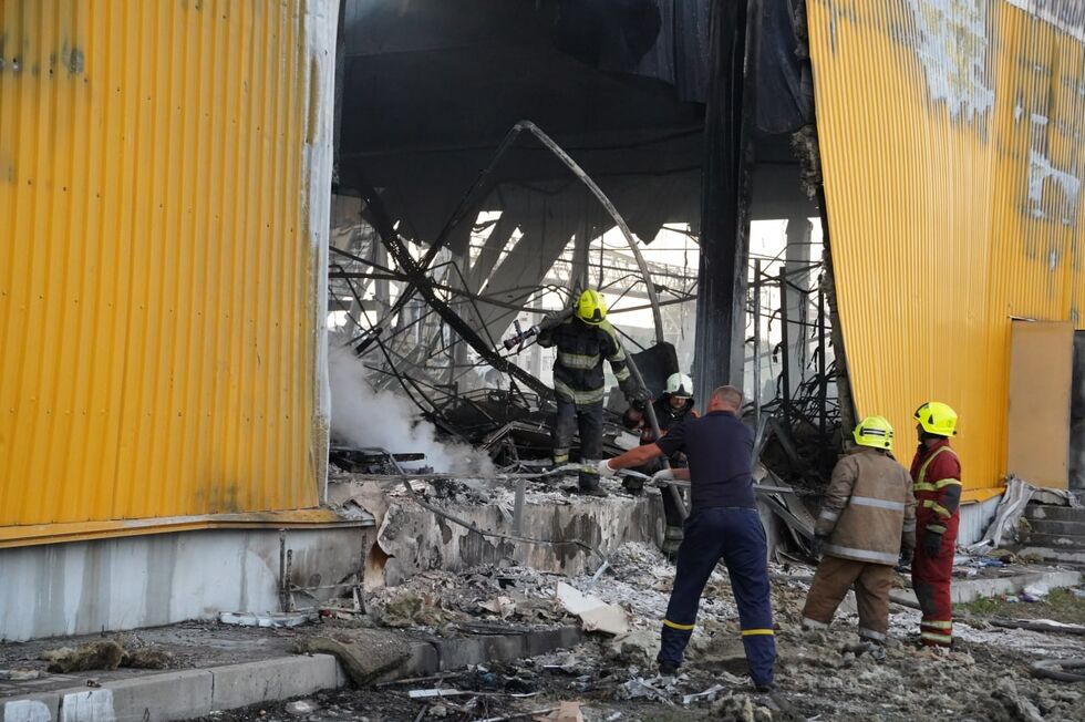 Пожар, обрушение конструкций и спасательная операция. Фоторепортаж о последствиях ракетного удара по ТЦ в Кременчуге 17