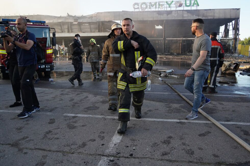 Пожар, обрушение конструкций и спасательная операция. Фоторепортаж о последствиях ракетного удара по ТЦ в Кременчуге 18