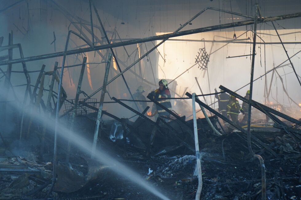 Пожар, обрушение конструкций и спасательная операция. Фоторепортаж о последствиях ракетного удара по ТЦ в Кременчуге 19