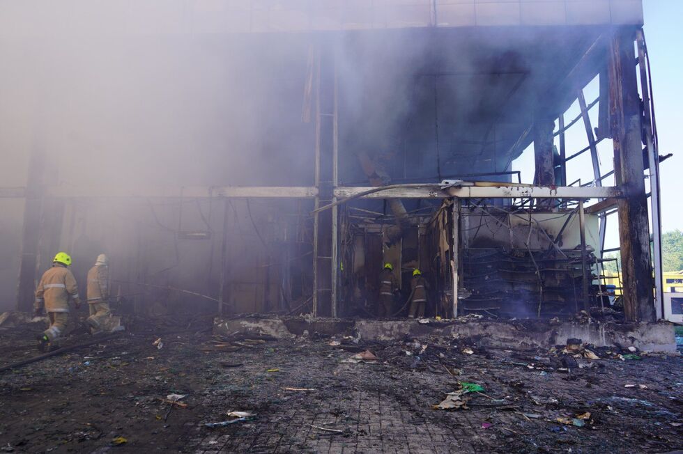 Пожар, обрушение конструкций и спасательная операция. Фоторепортаж о последствиях ракетного удара по ТЦ в Кременчуге 20