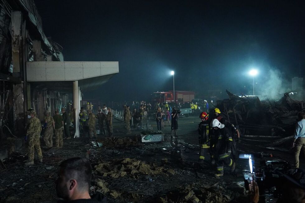 Пожар, обрушение конструкций и спасательная операция. Фоторепортаж о последствиях ракетного удара по ТЦ в Кременчуге 23