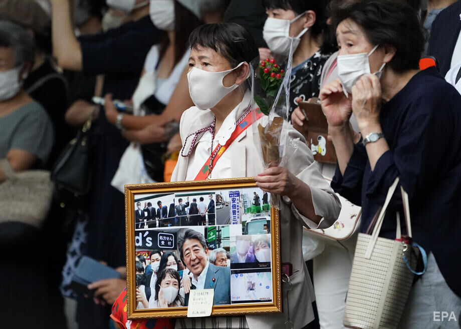 В Японии попрощались с экс-премьером Абэ, умершим после нападения на митинге. Фоторепортаж 10