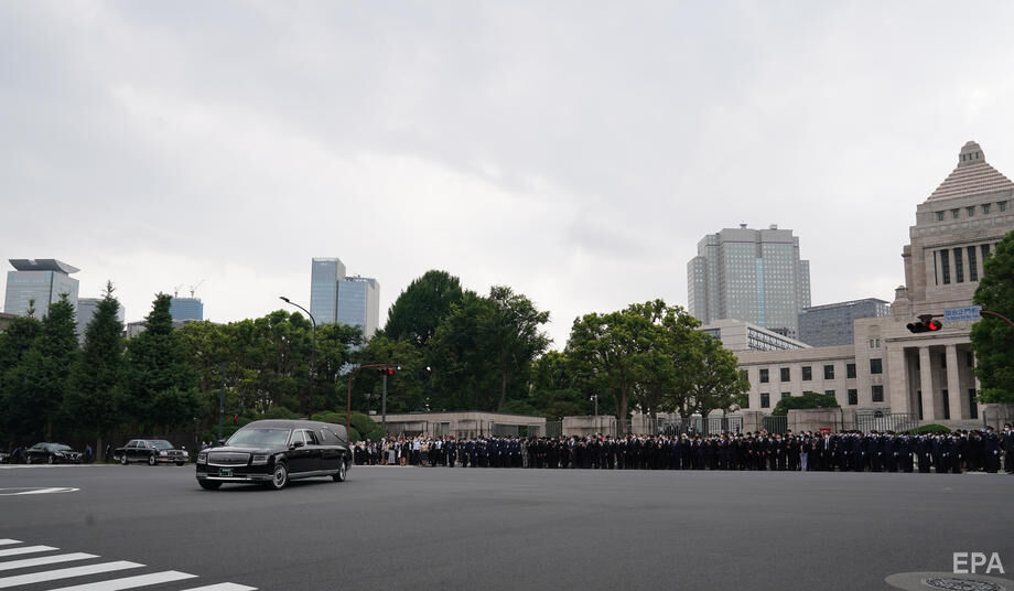 В Японии попрощались с экс-премьером Абэ, умершим после нападения на митинге. Фоторепортаж 11