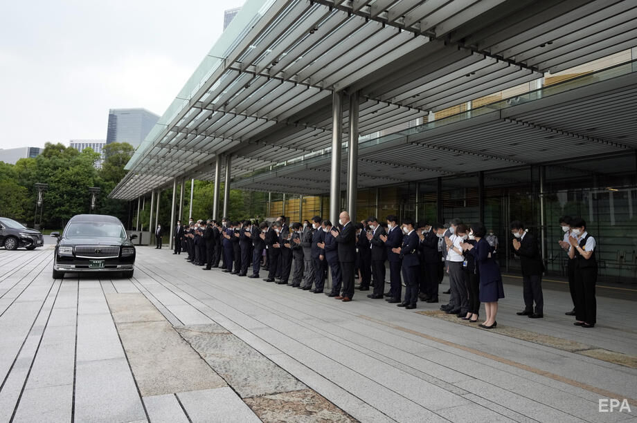 В Японии попрощались с экс-премьером Абэ, умершим после нападения на митинге. Фоторепортаж 12