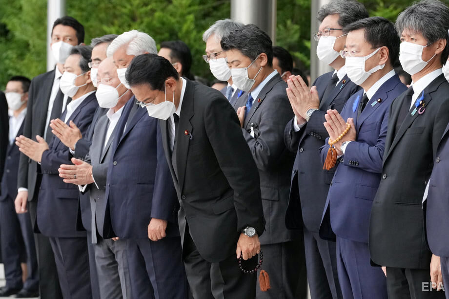 В Японии попрощались с экс-премьером Абэ, умершим после нападения на митинге. Фоторепортаж 13