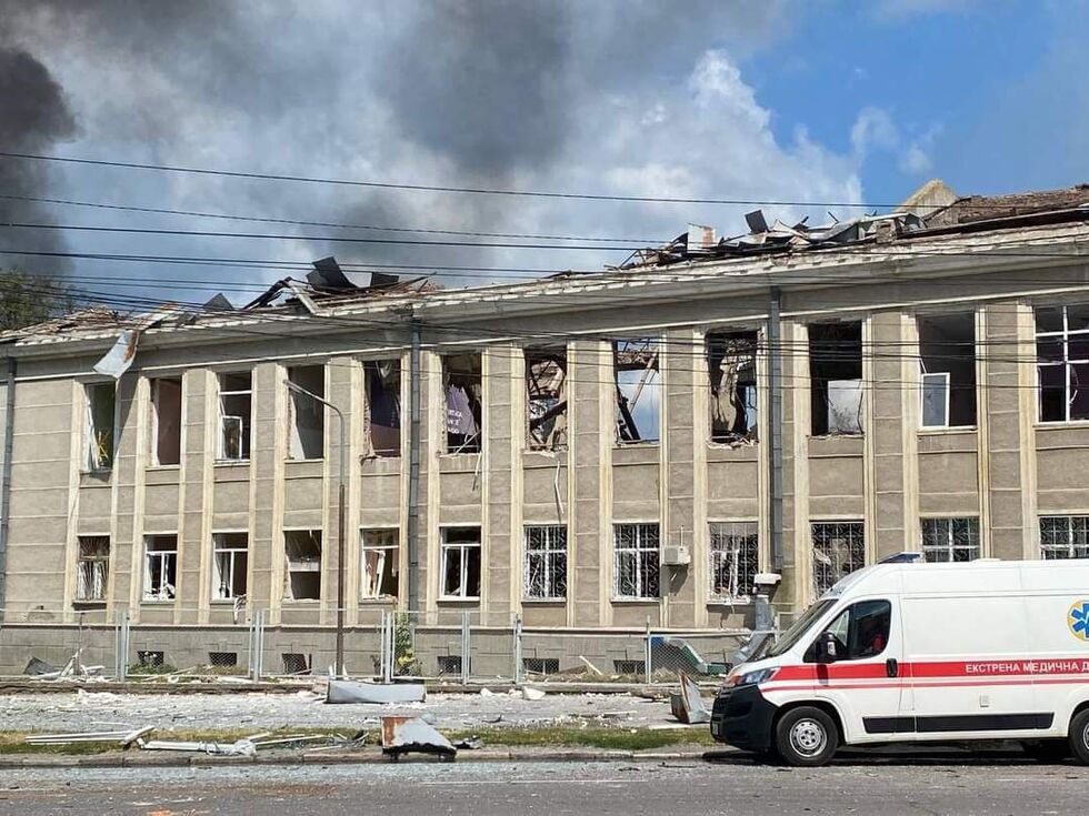 Унаслідок ракетного удару росіян по Вінниці загинуло щонайменше 17 людей, зокрема двоє дітей, десятки поранено. Фоторепортаж 3