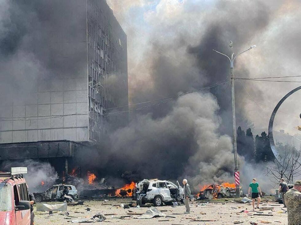 Унаслідок ракетного удару росіян по Вінниці загинуло щонайменше 17 людей, зокрема двоє дітей, десятки поранено. Фоторепортаж 18