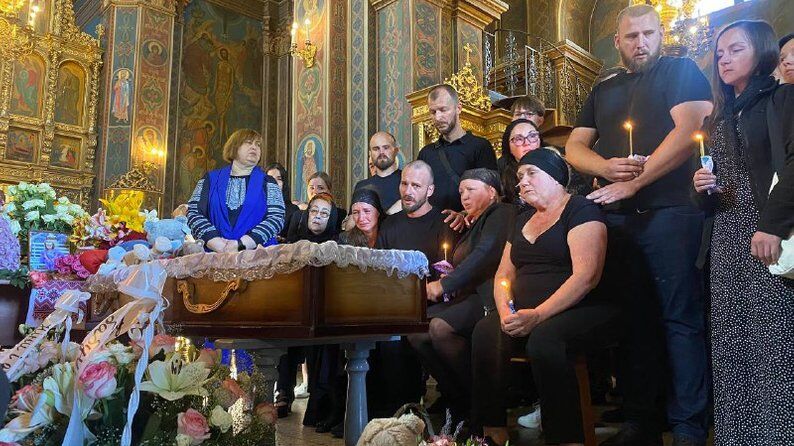У Вінниці поховали чотирирічну Лізу, яка загинула внаслідок обстрілу російськими окупантами. Фоторепортаж 2