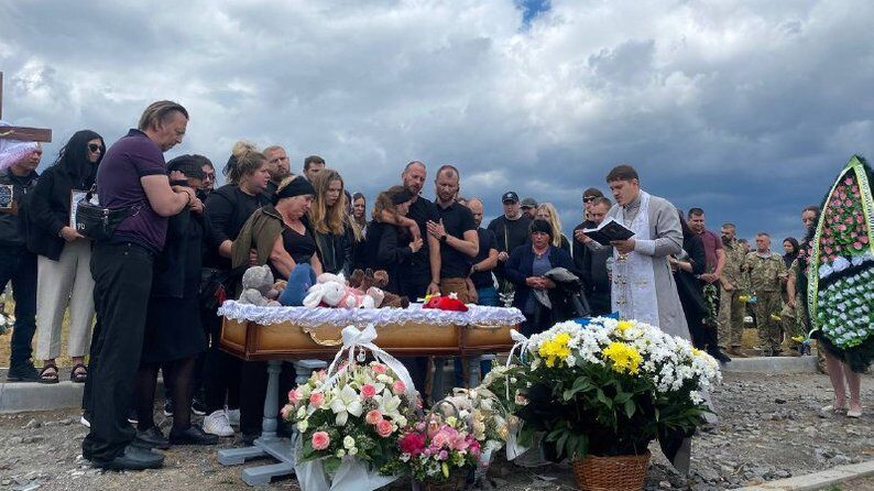 У Вінниці поховали чотирирічну Лізу, яка загинула внаслідок обстрілу російськими окупантами. Фоторепортаж 9