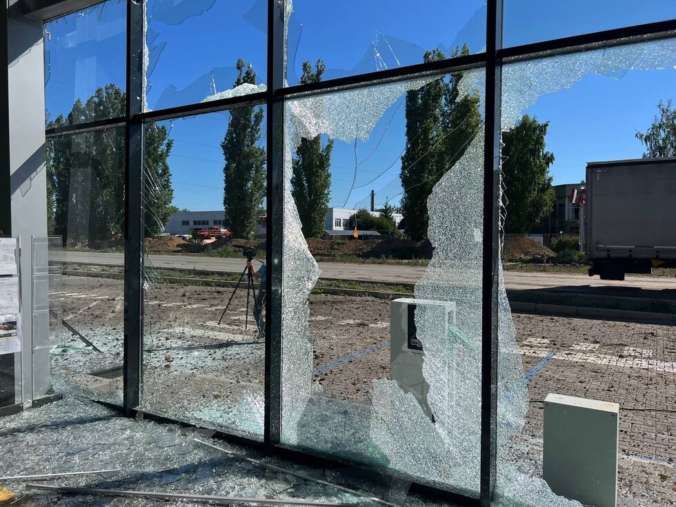 Під час нічного обстрілу Миколаєва окупанти атакували автосалон і салон сільгосптехніки. Фоторепортаж 4