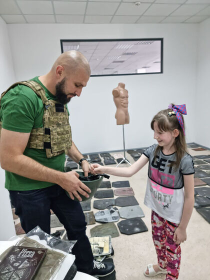 Дев’ятирічна львів'янка зібрала 6 тис. грн на бронежилет для ЗСУ, виставивши на аукціон свої картини / ГОРДОН