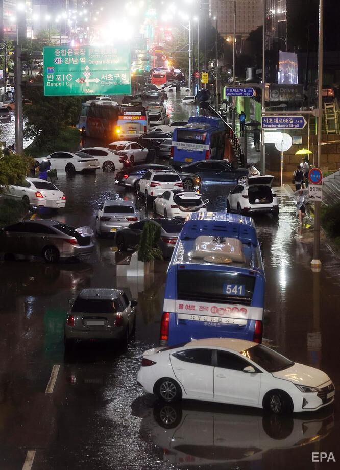 На Південну Корею налетіли найсильніші за 80 років зливи, столицю країни затопило. Фоторепортаж 1