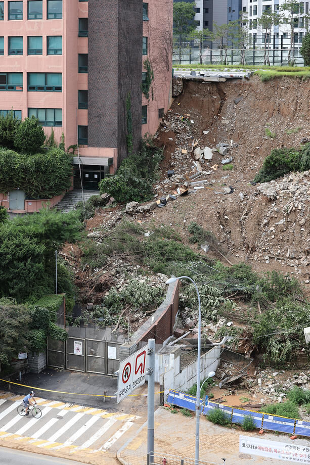 На Южную Корею обрушились самые сильные за 80 лет ливни, столицу страны затопило. Фоторепортаж 11