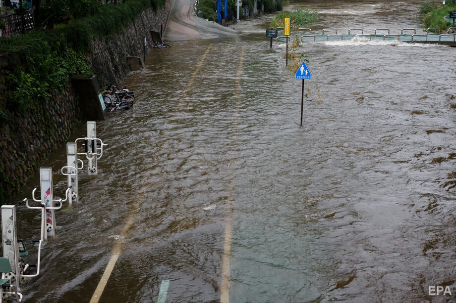 На Южную Корею обрушились самые сильные за 80 лет ливни, столицу страны затопило. Фоторепортаж 12
