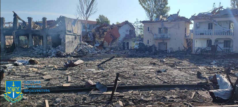 Последствия ракетного удара РФ по Затоке: разрушены базы отдыха и частные дома, ранены четыре человека. Фото, видео 9