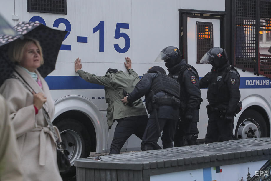 В городах России жестко задерживают протестующих против мобилизации. Фоторепортаж 1