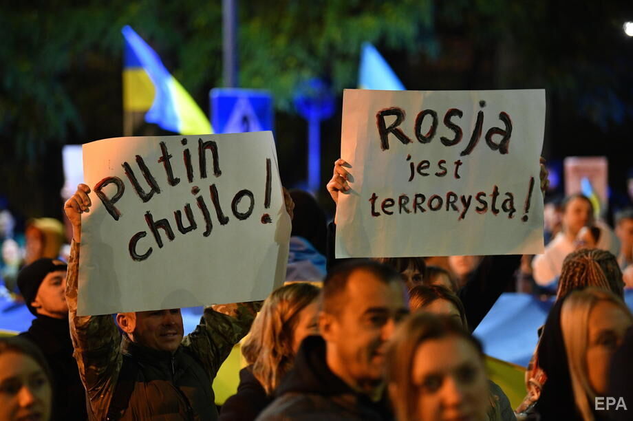"Бомби свою маму, а не мой город", "Путин = Гитлер". В Польше, Германии, Грузии, Сербии прошли акции солидарности с Украиной. Фоторепортаж  1