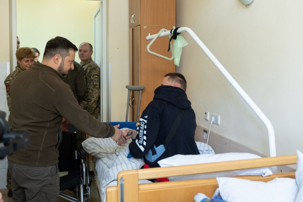 Зеленский посетил военный госпиталь и вручил государственные награды раненым защитникам Украины 4