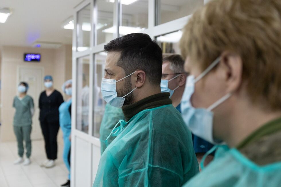 Зеленский посетил военный госпиталь и вручил государственные награды раненым защитникам Украины 5