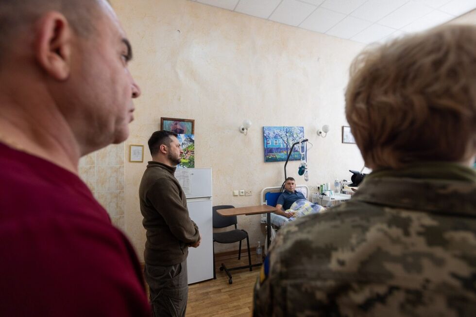 Зеленский посетил военный госпиталь и вручил государственные награды раненым защитникам Украины 6