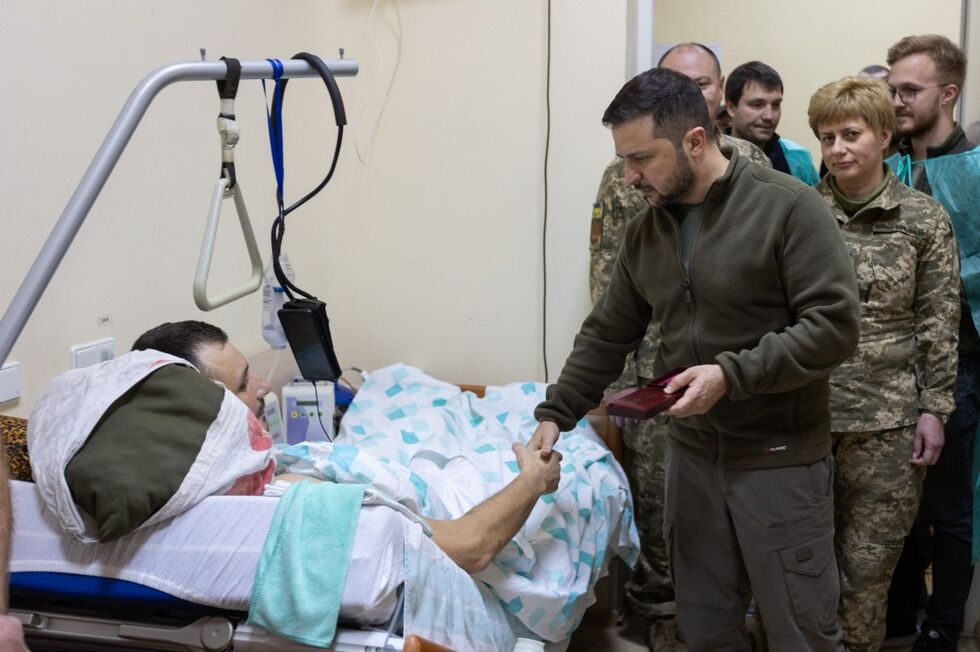 Зеленский посетил военный госпиталь и вручил государственные награды раненым защитникам Украины 7
