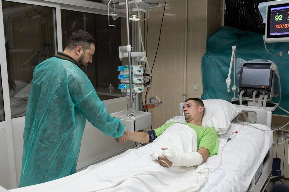 Зеленский посетил военный госпиталь и вручил государственные награды раненым защитникам Украины 8